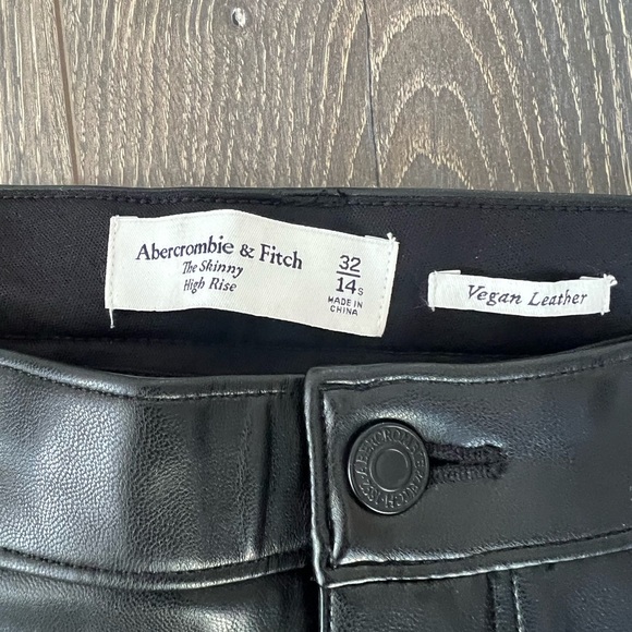 Abercrombie Curve Love Vegan Leather Skinny Pant - Picture 5 of 6